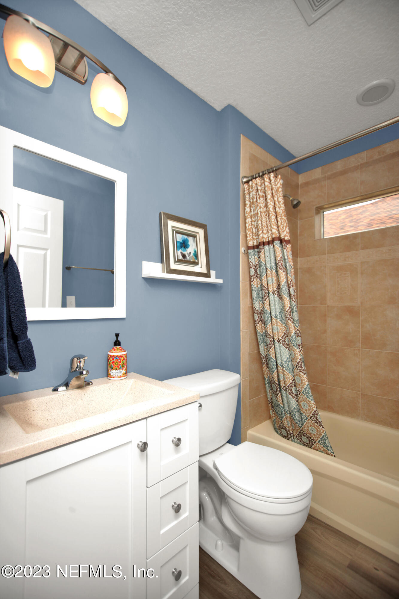 944 Oxford Drive St. Augustine, FL 32084 - Photo 34 of 58 a bathroom with a sink a toilet and a bathtub
