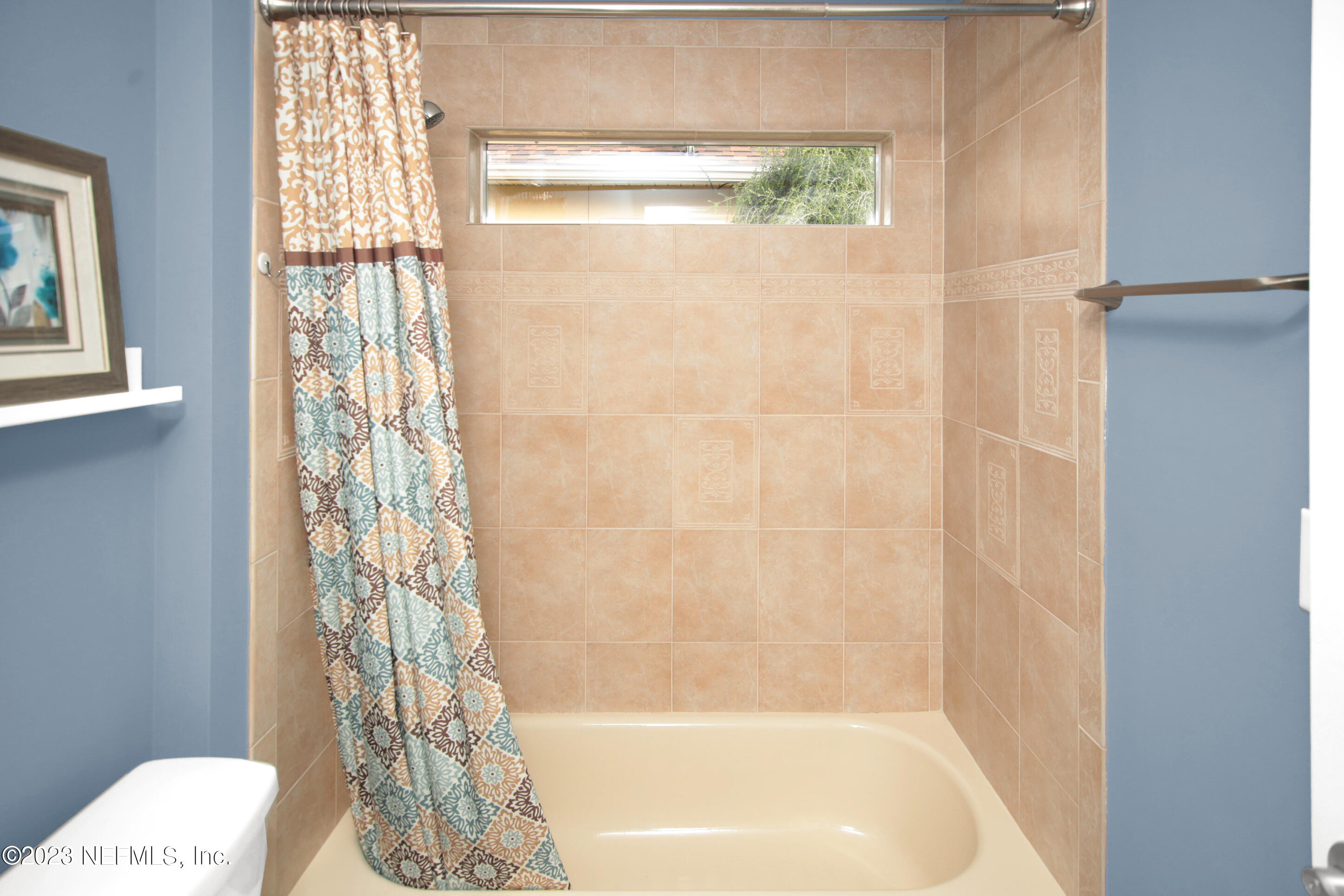 944 Oxford Drive St. Augustine, FL 32084 - Photo 35 of 58 a bathroom with a bathtub and shower