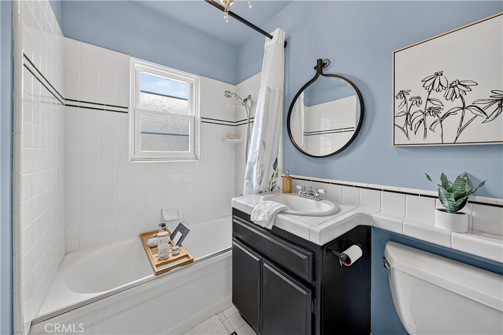 4023 East Ransom Street Long Beach, CA 90804 - Photo 23 of 40 Full, hallway bathroom separates the other two bedrooms.