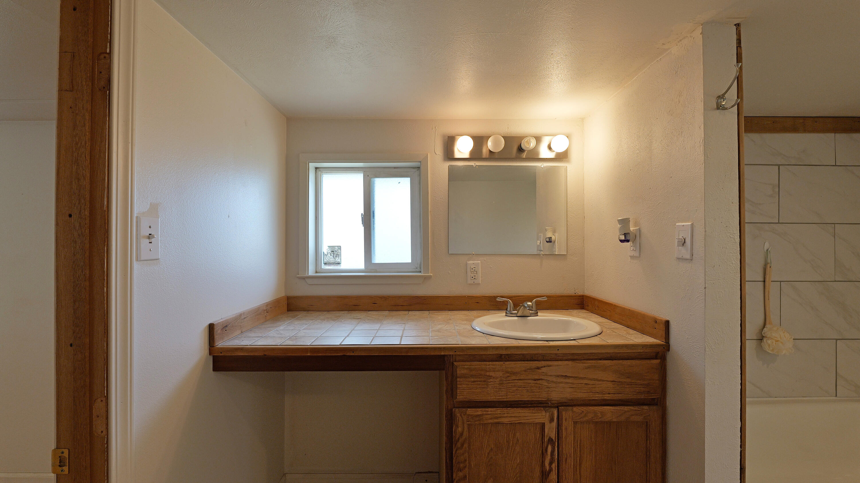 509 Derby Road Eagle Point, OR 97524 - Photo 25 of 49 Loft bathroom