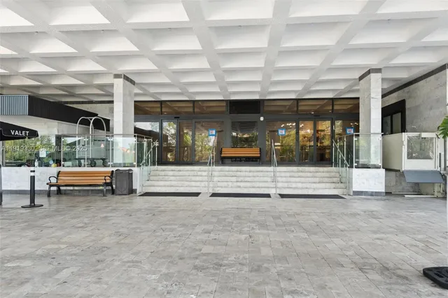 $3,000 | 4101 Pine Tree Drive, Unit 1112, Miami Beach, FL 33140