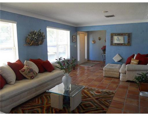 2501 Northeast 35th Street Lighthouse Point, FL 33064 - Photo 3 of 25 Living Room