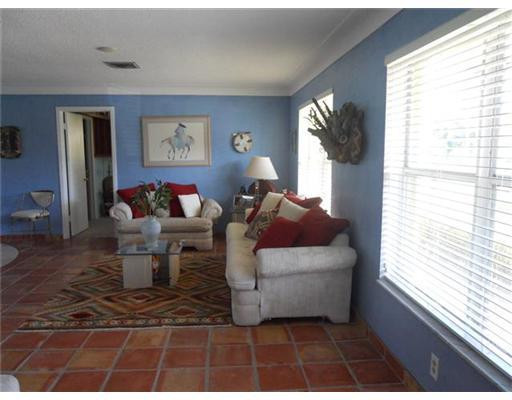2501 Northeast 35th Street Lighthouse Point, FL 33064 - Photo 4 of 25 Living Room