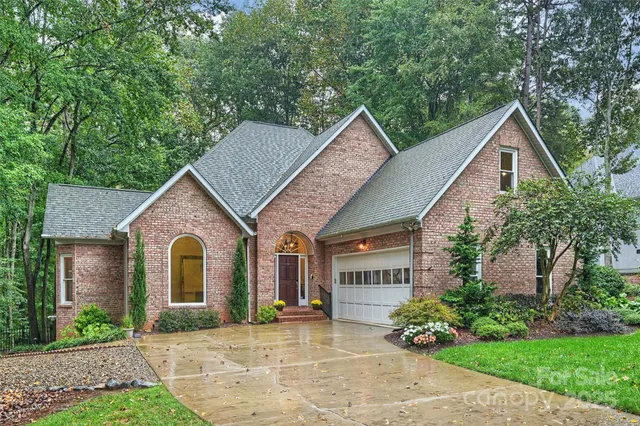 a view of a house with yard and plants
