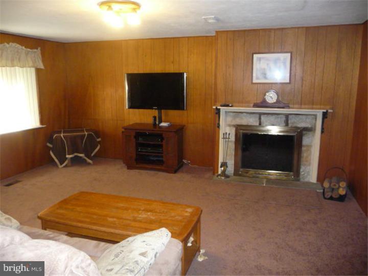 443 Keats Road Huntingdon Valley, PA 19006 - Photo 11 of 25 Family Room