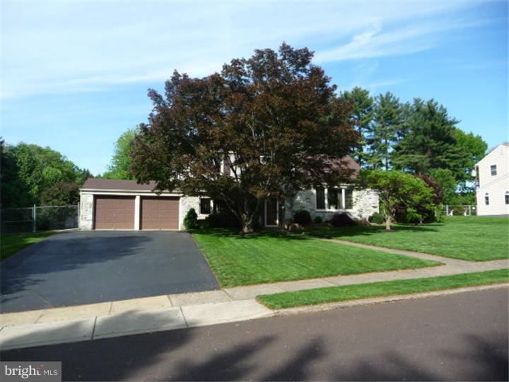 443 Keats Road Huntingdon Valley, PA 19006 - Photo 3 of 25 Driveway