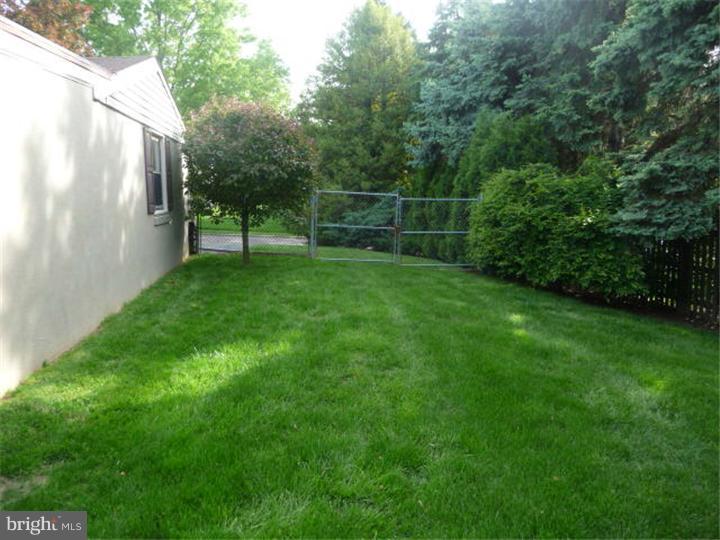 443 Keats Road Huntingdon Valley, PA 19006 - Photo 24 of 25 Side Yard