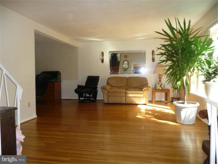 443 Keats Road Huntingdon Valley, PA 19006 - Photo 4 of 25 Living Room