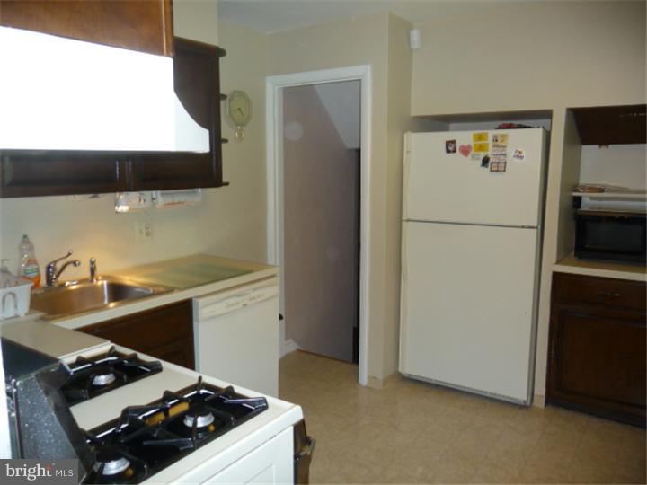 443 Keats Road Huntingdon Valley, PA 19006 - Photo 6 of 25 Kitchen