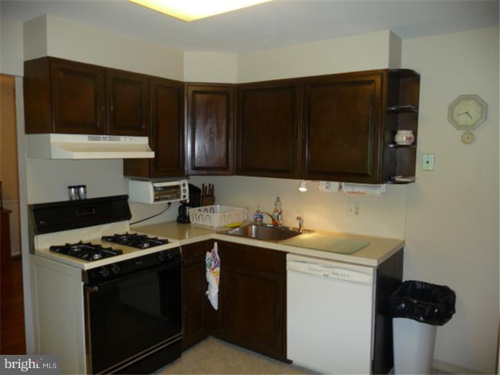 443 Keats Road Huntingdon Valley, PA 19006 - Photo 7 of 25 Kitchen