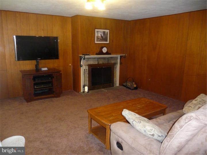 443 Keats Road Huntingdon Valley, PA 19006 - Photo 9 of 25 Family Room