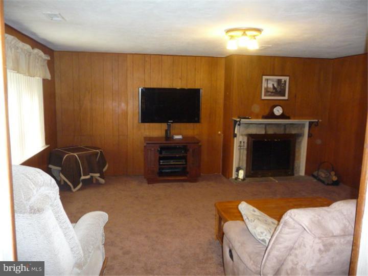 443 Keats Road Huntingdon Valley, PA 19006 - Photo 10 of 25 Family Room