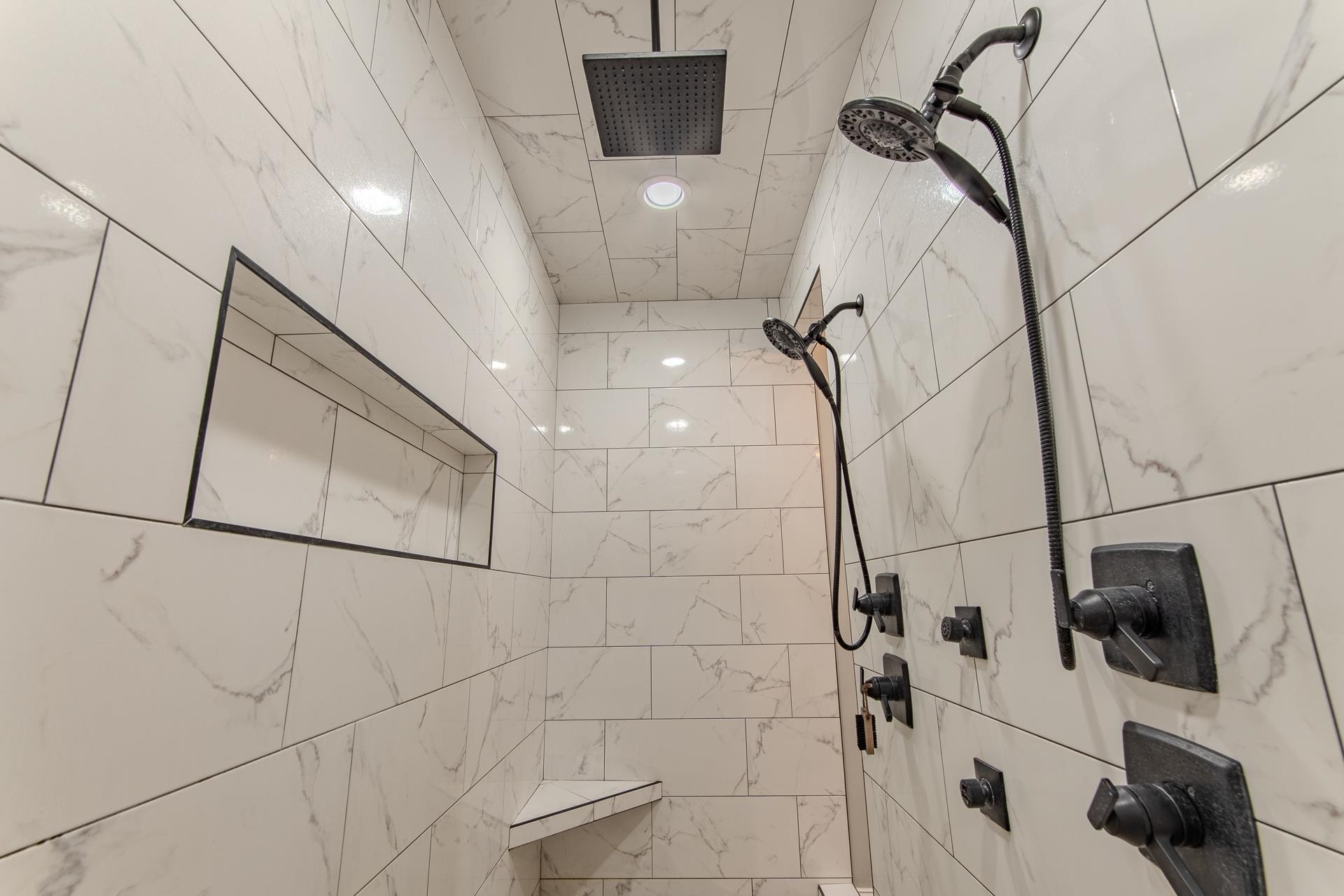635 Patterson Road Savannah, TN 38372 - Photo 13 of 33 a bathroom with a sink and a mirror
