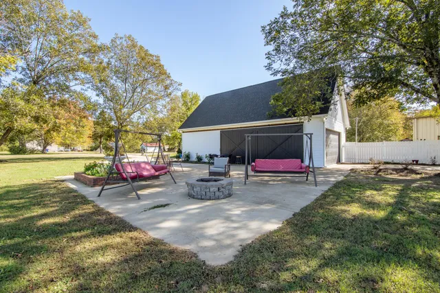 a view of a backyard