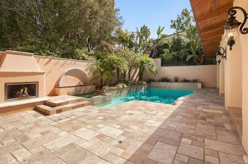 6866 Crest Road Rancho Palos Verdes, CA 90275 - Photo 2 of 7 Private courtyard and pool upon entry