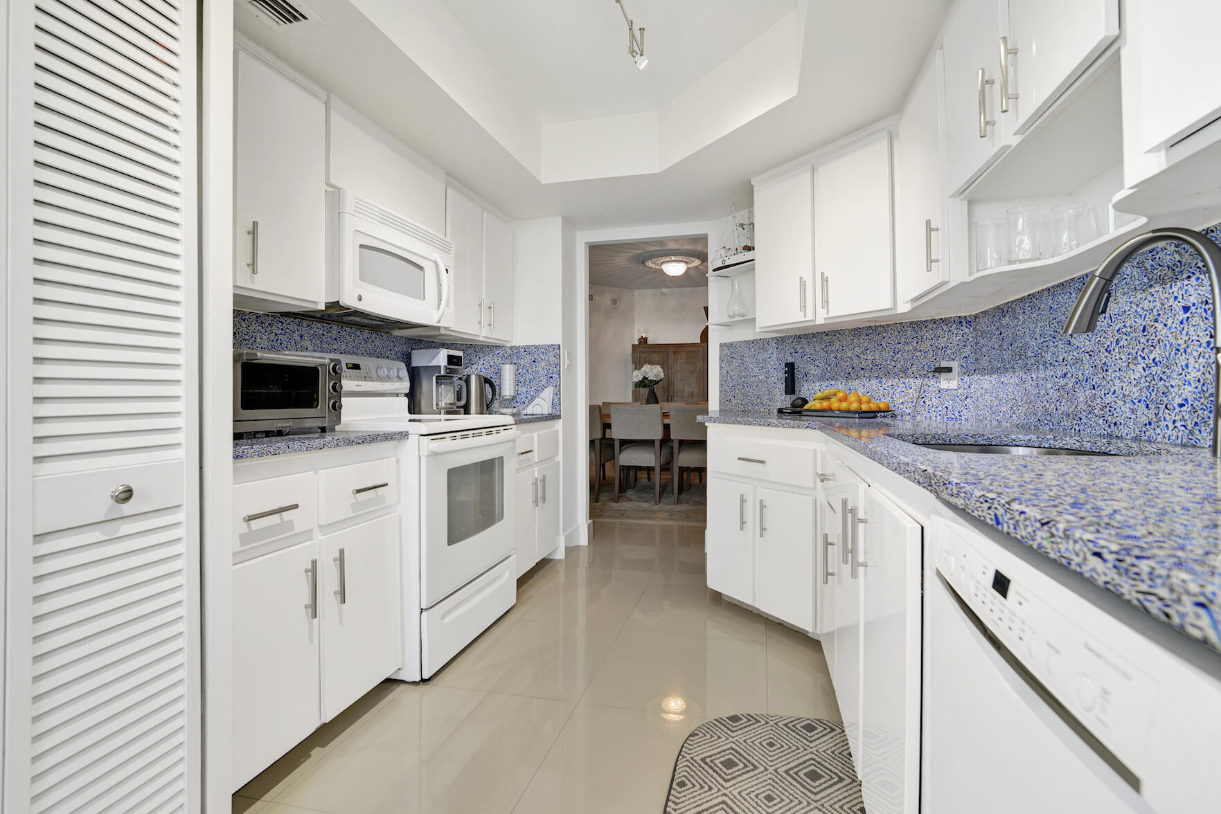 550 South Ocean Boulevard, Unit 403 Boca Raton, FL 33432 - Photo 15 of 37 Kitchen