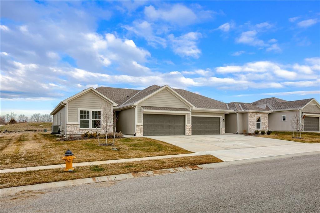 19716 West 196th St Spring Hill Spring Hill, KS 66083 - Photo 2 of 16