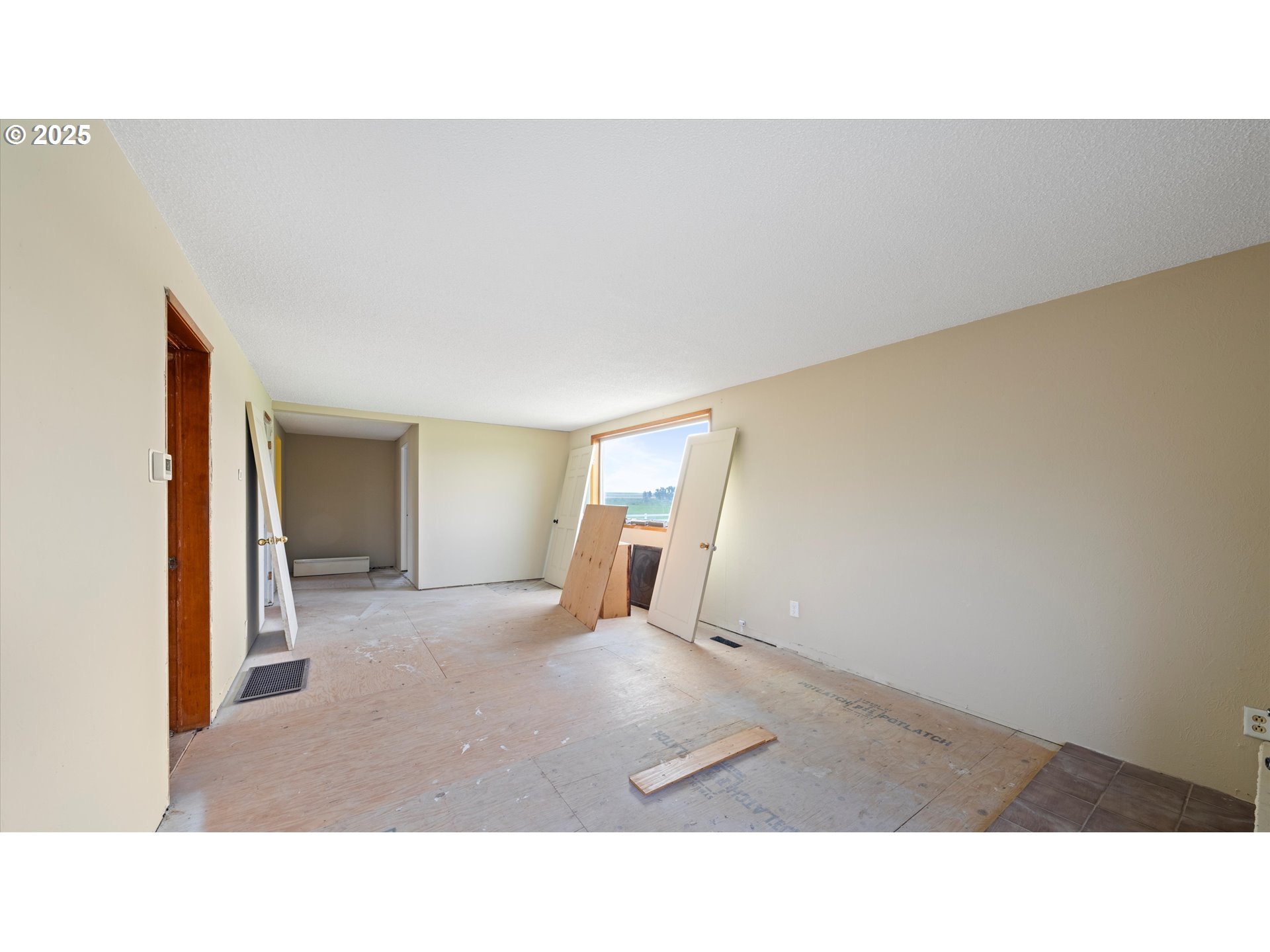77856 North Ash Road Stanfield, OR 97875 - Photo 4 of 36 a open hall with a bed