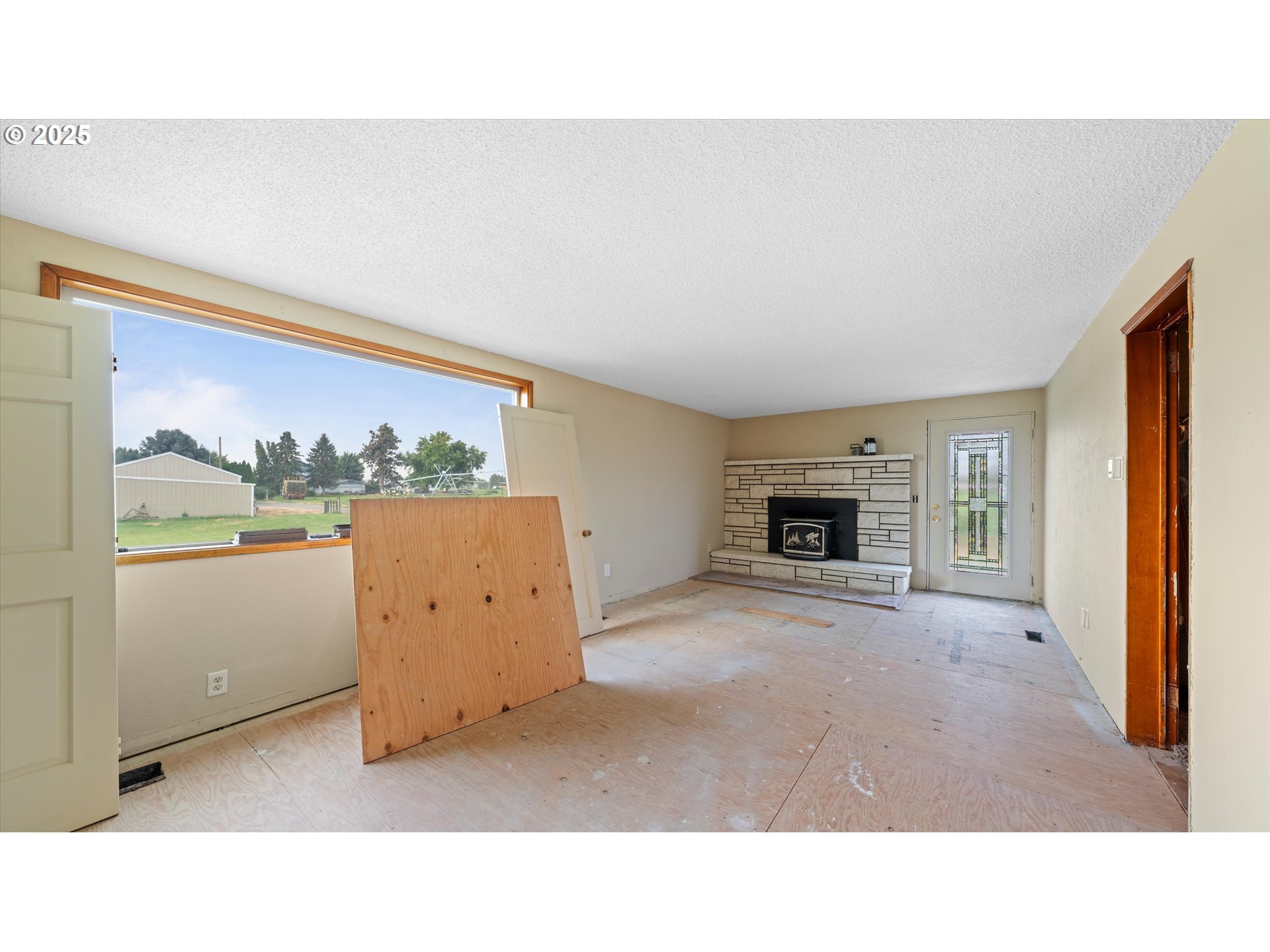 77856 North Ash Road Stanfield, OR 97875 - Photo 5 of 36 a living room with furniture and a fireplace