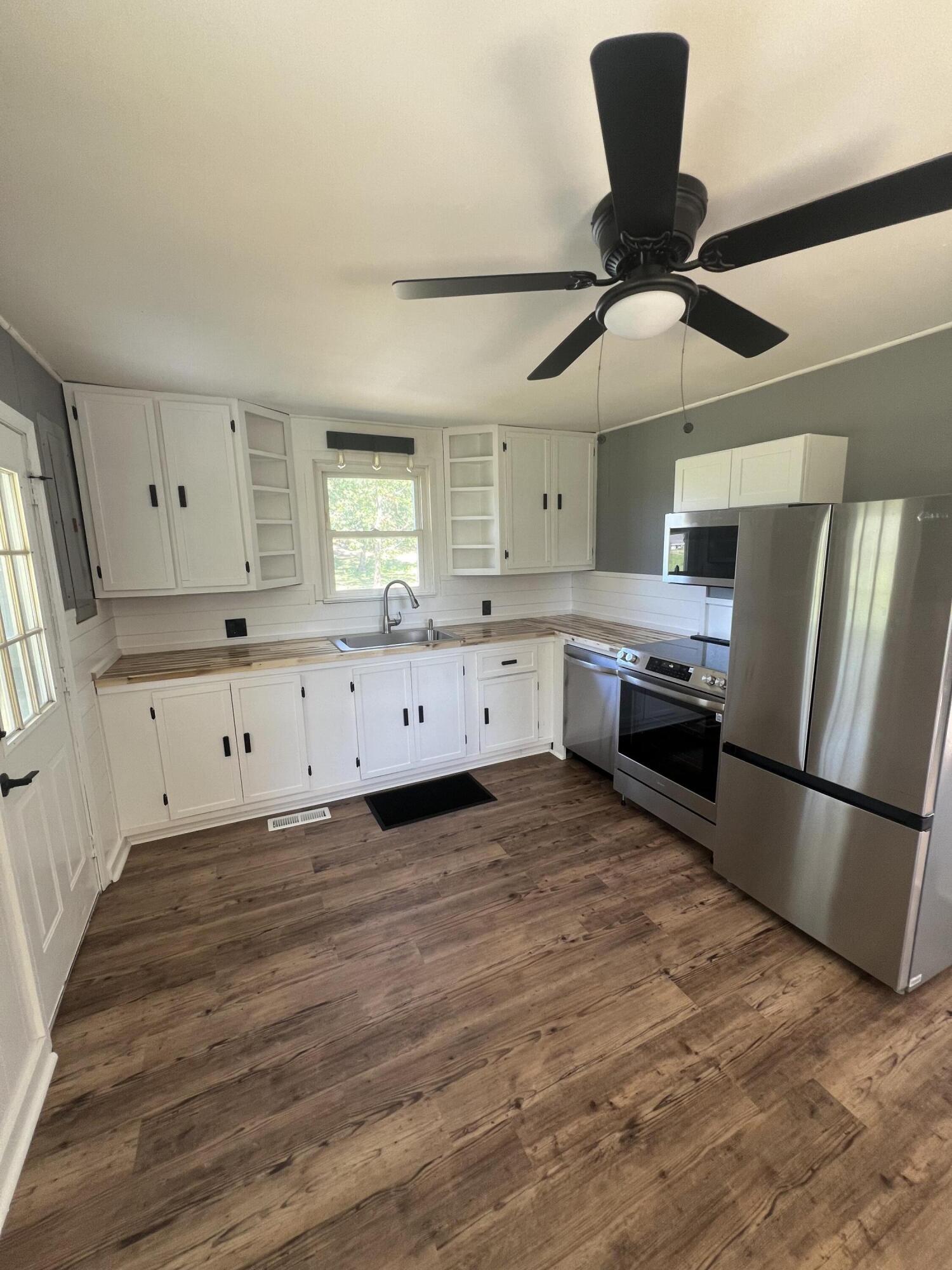 705 Southeast Pelman Street Dalton, GA 30721 - Photo 3 of 13 IMG_9516