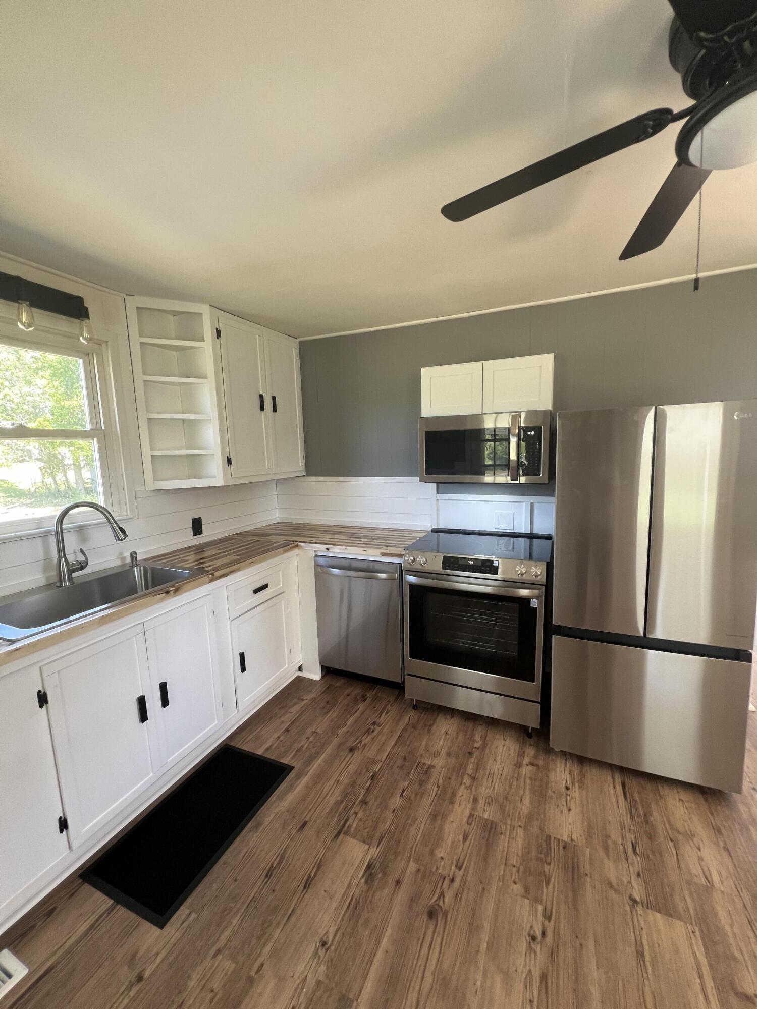 705 Southeast Pelman Street Dalton, GA 30721 - Photo 4 of 13 IMG_9517