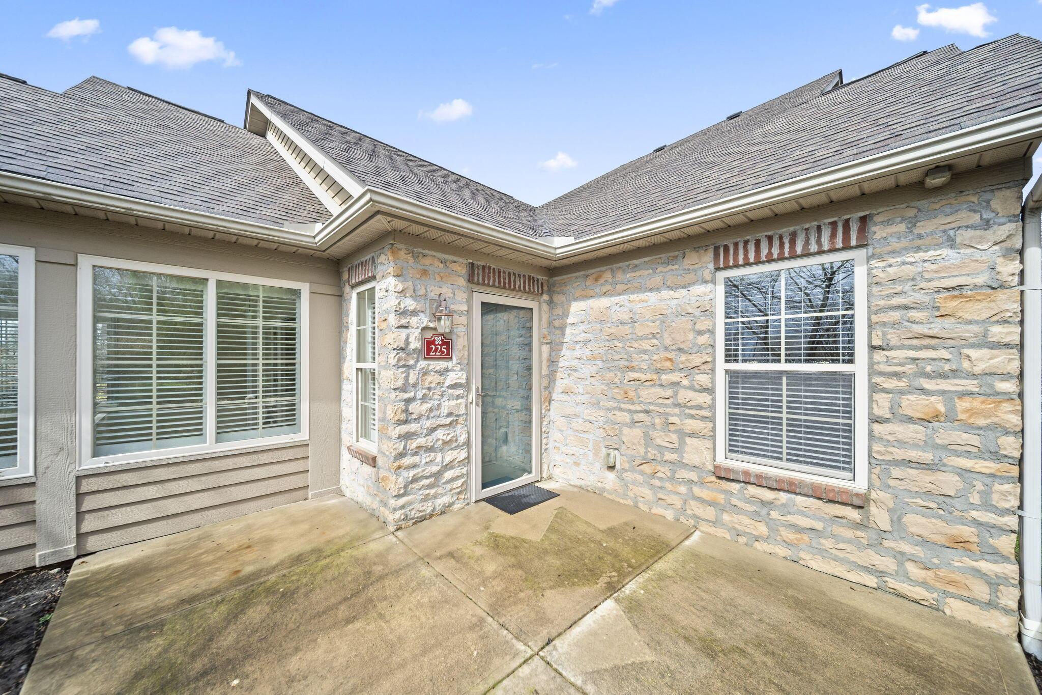 225 Stonegate Loop, Unit 225 Pataskala, OH 43062 - Photo 2 of 41 2-web-or-mls-A7409544