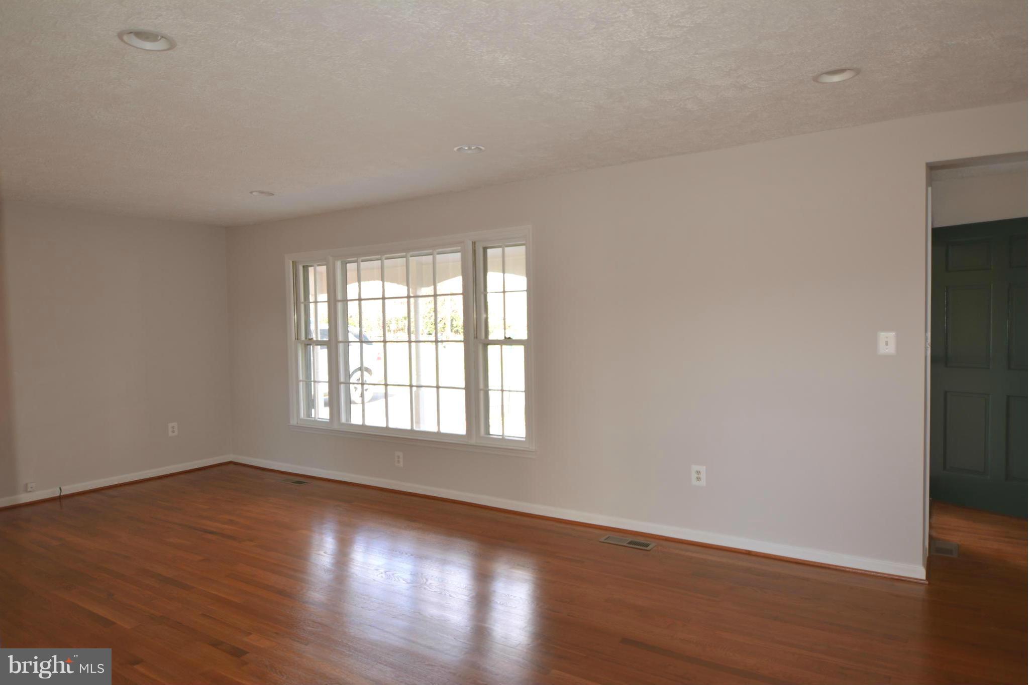 4114 Rectortown Road Marshall, VA 20115 - Photo 7 of 19 Living Room