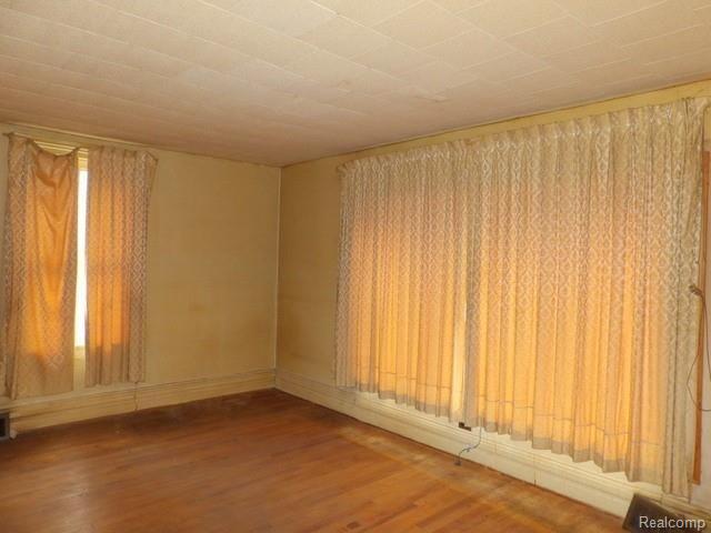 25528 Ecorse Road Taylor, MI 48180 - Photo 34 of 55 LARGE PICTURE WINDOW!