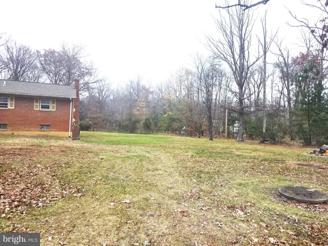 a view of a yard with a house