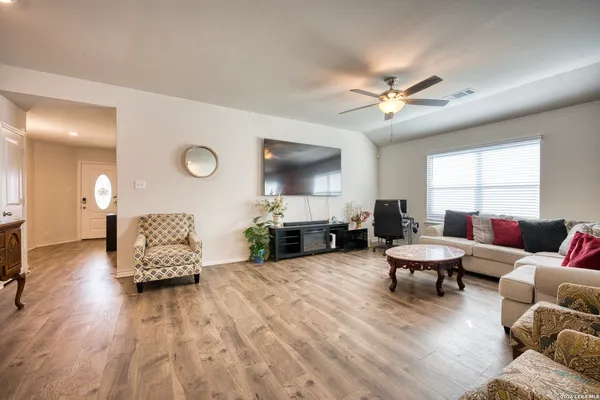 $2,200 | 6827 Kingsley Edge, San Antonio, TX 78252