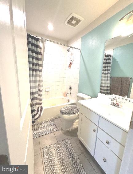 212 Landing Drive Fredericksburg, VA 22405 - Photo 27 of 42 a bathroom with a sink a toilet and shower