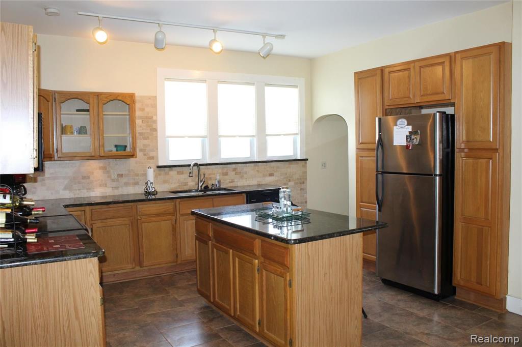 4210 South Genesee Road Grand Blanc, MI 48439 - Photo 16 of 34