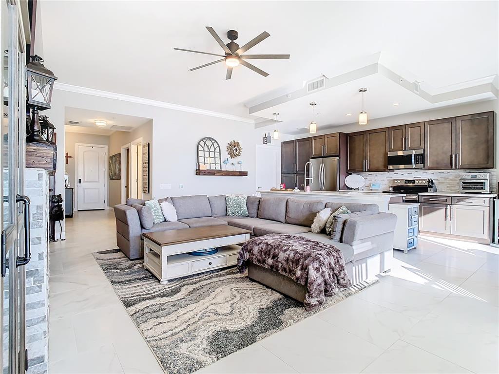 16300 County Road 455, Unit 610 Montverde, FL 34756 - Photo 5 of 22 a living room with furniture and kitchen view