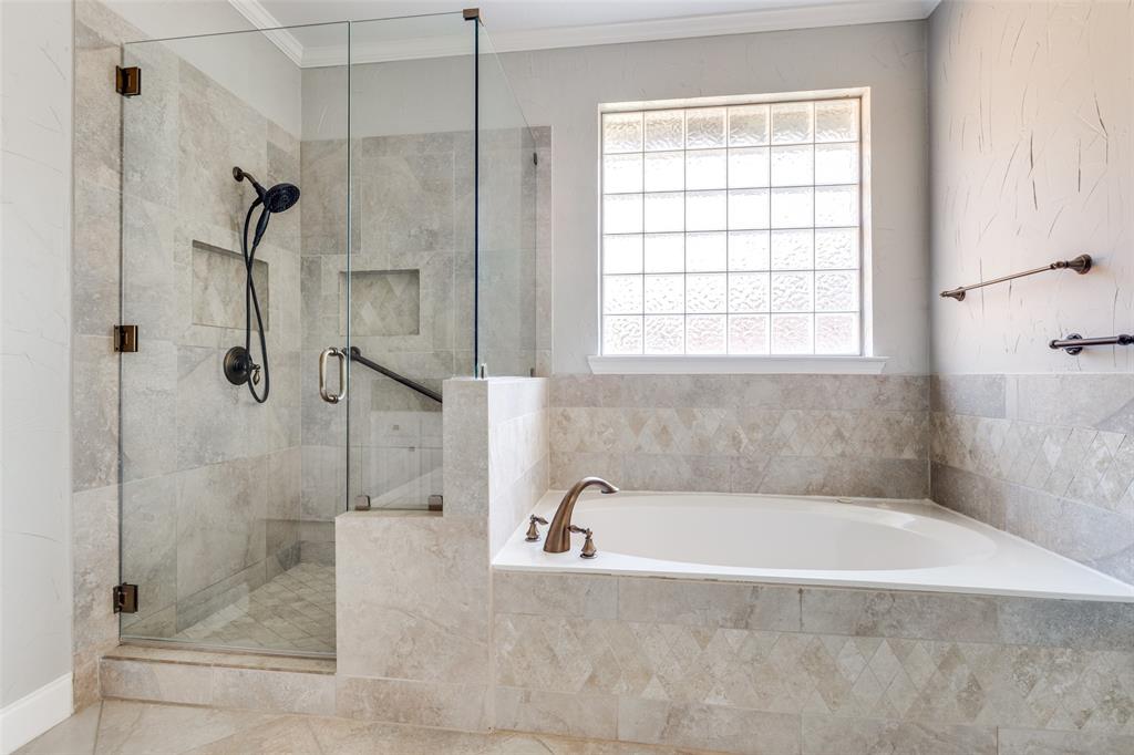 847 Turquoise Point Rockwall, TX 75032 - Photo 17 of 34 a white bath tub sitting next to a shower
