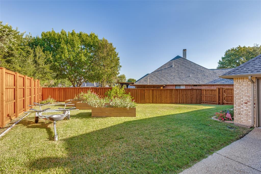847 Turquoise Point Rockwall, TX 75032 - Photo 27 of 34 a backyard of a house with table and chairs