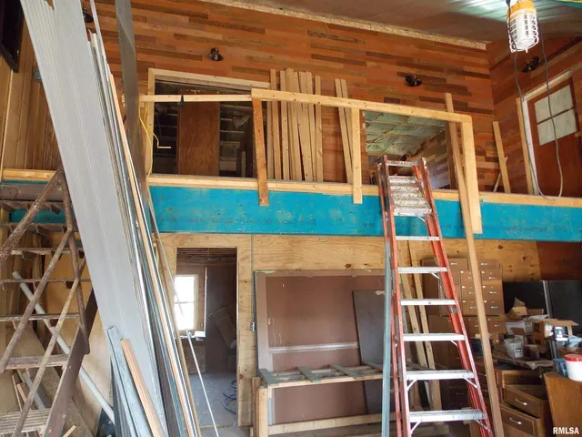 a view of entryway with a front door