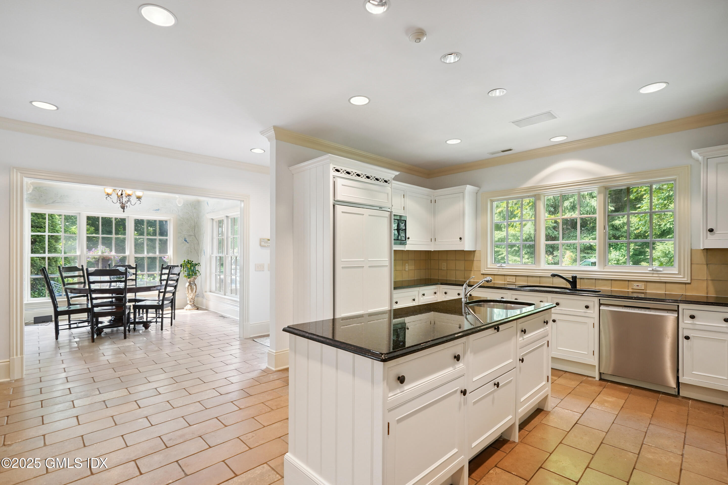 8 Chieftans Road Greenwich, CT 06831 - Photo 22 of 57 Breakfast room of kitchen
