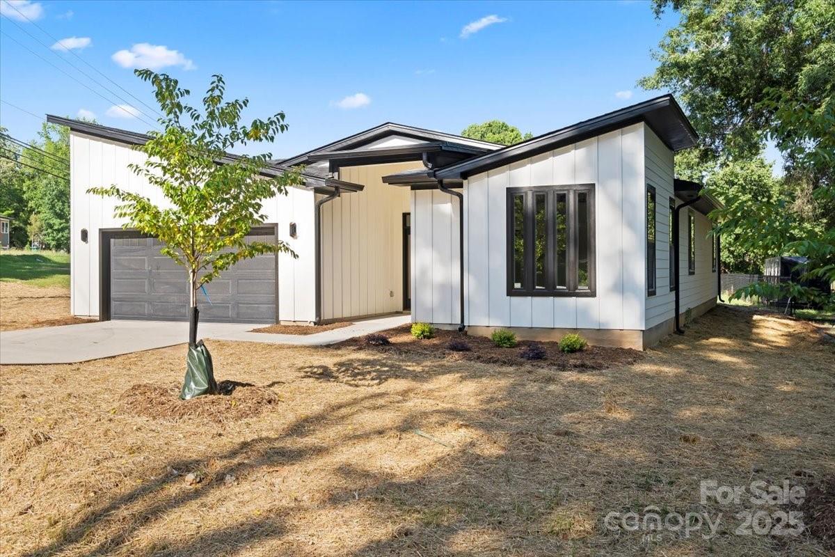 8632 Cedarbrook Drive Charlotte, NC 28215 - Photo 4 of 28