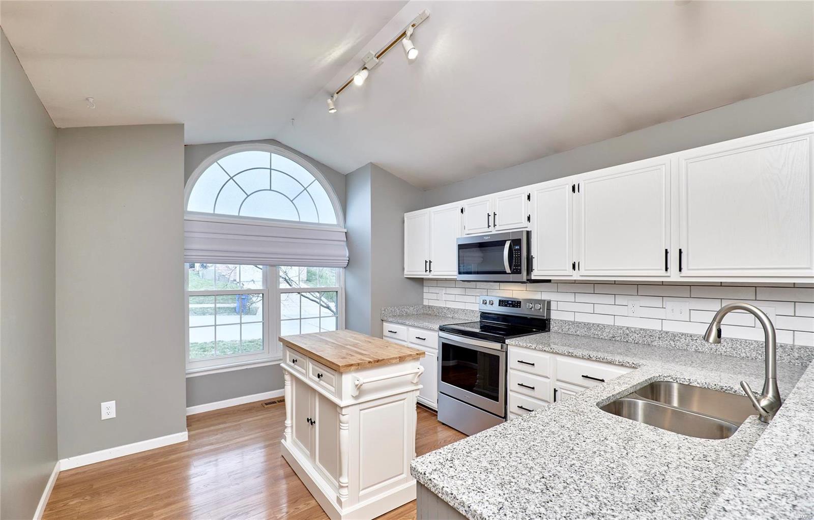 1526 Glenn Brooke Woods Circle Ballwin, MO 63021 - Photo 6 of 40