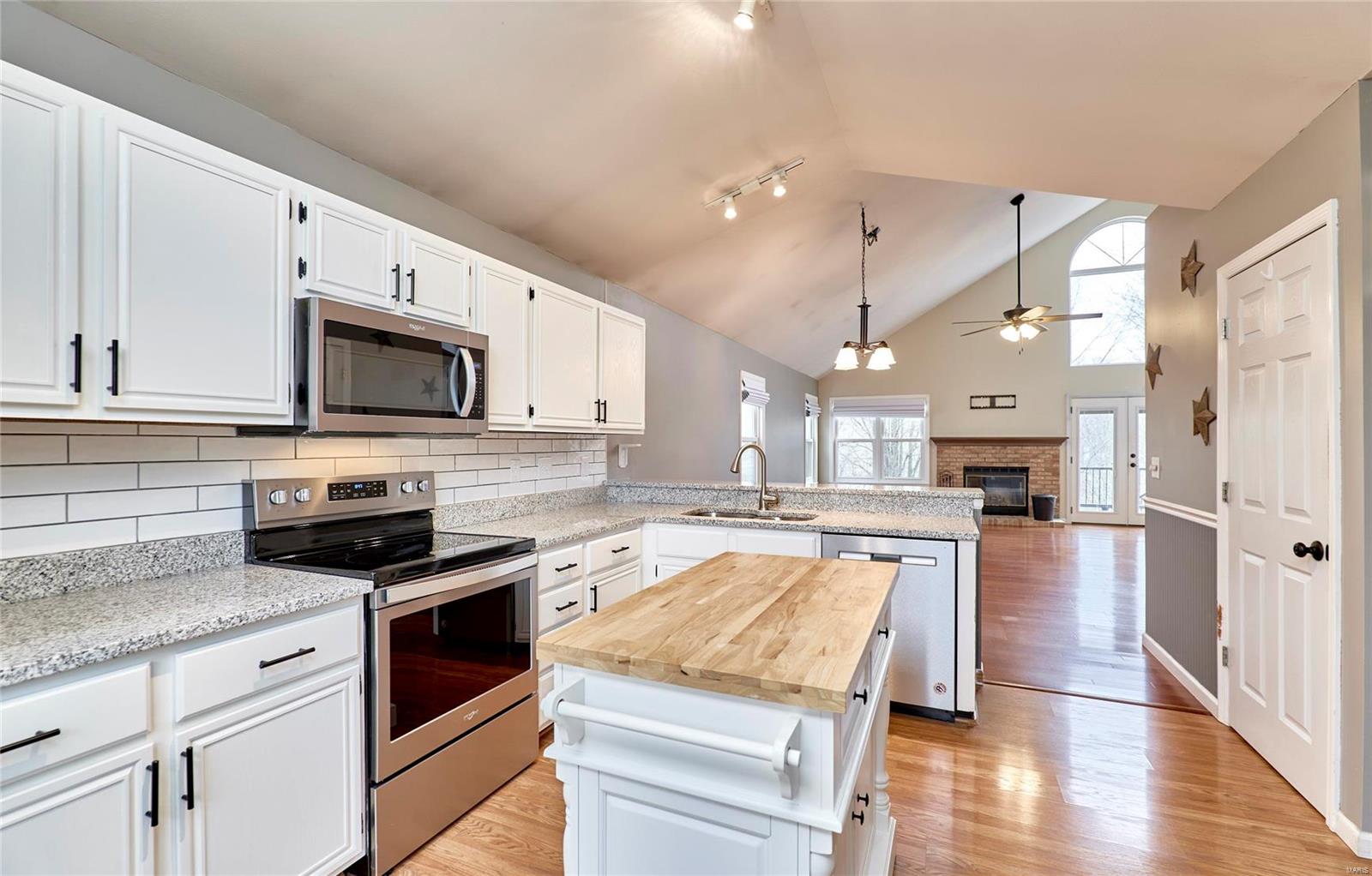 1526 Glenn Brooke Woods Circle Ballwin, MO 63021 - Photo 8 of 40