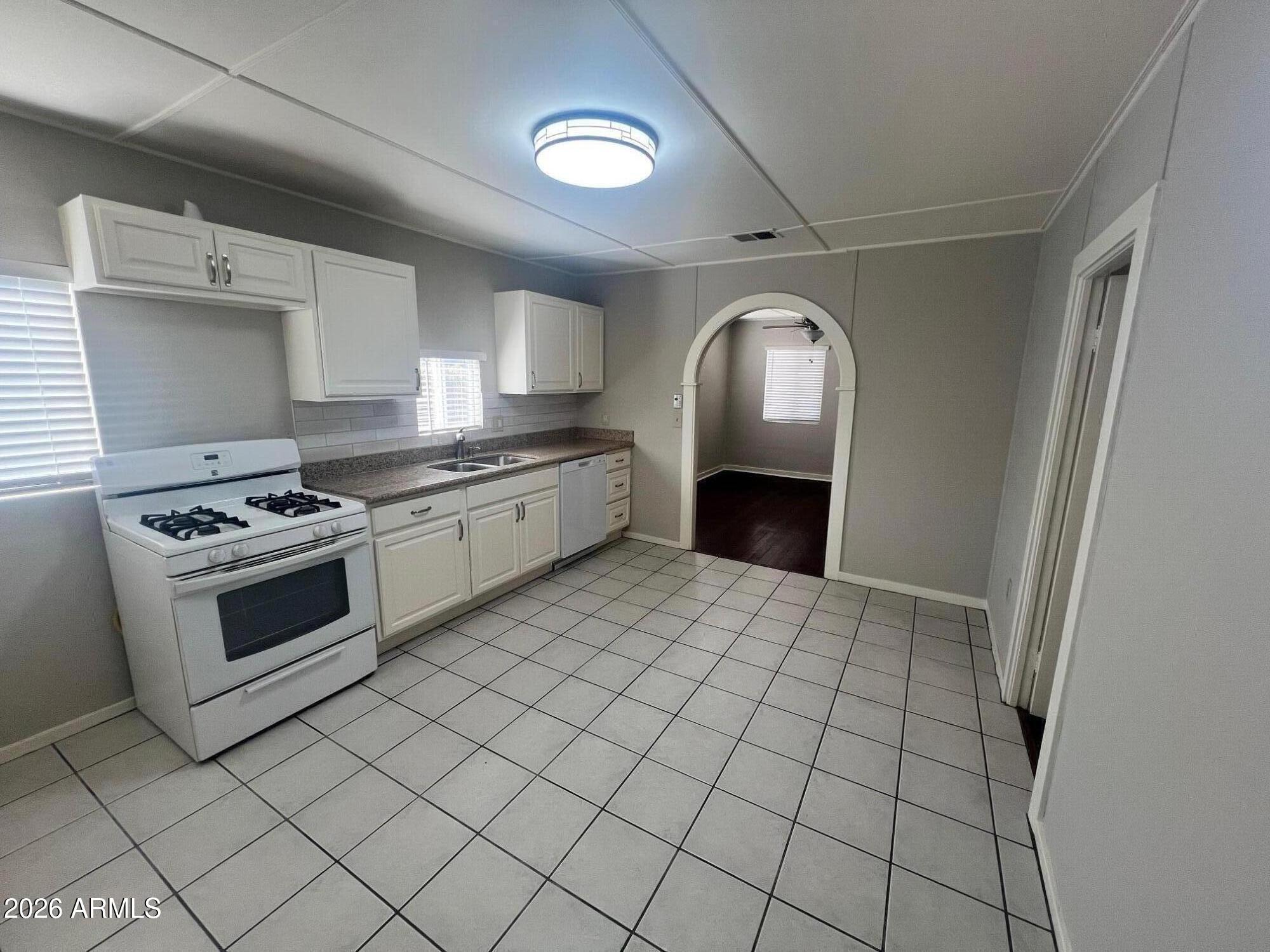 313 North 47th Street Phoenix, AZ 85008 - Photo 12 of 37 main kitchen