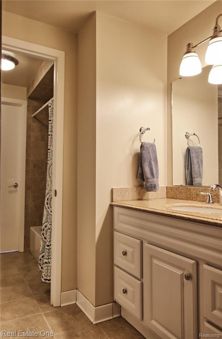 1665 Dennett Lane Rochester, MI 48307 - Photo 12 of 31 Full Bath