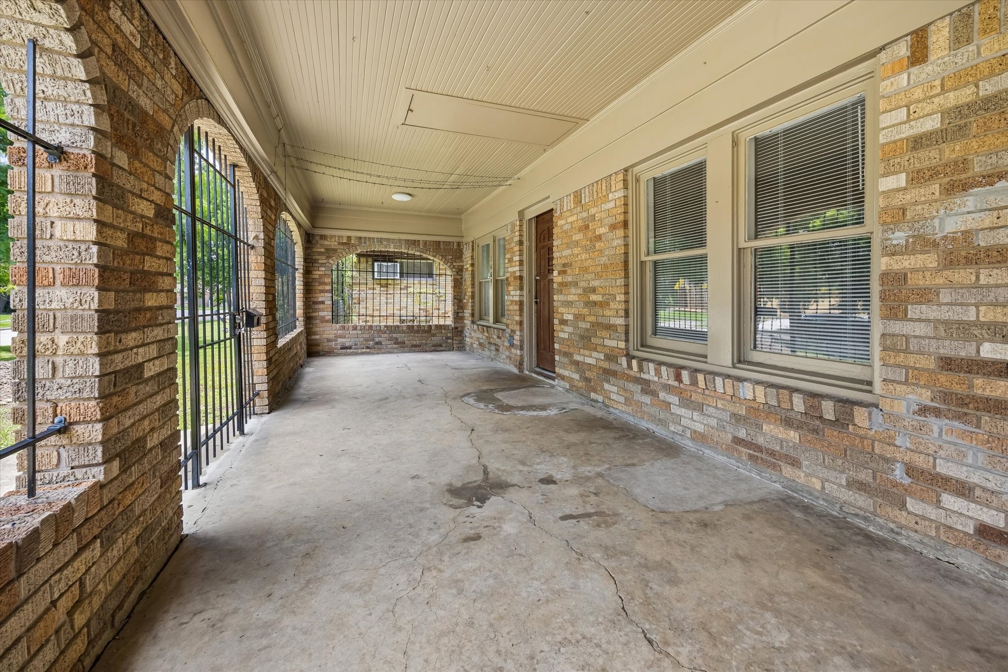 1409 Pearson Street Houston, TX 77023 - Photo 2 of 14 View of the covered front porch