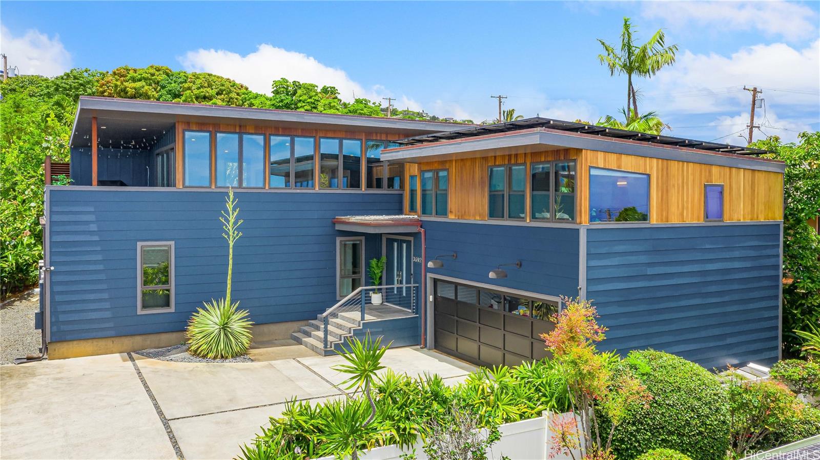 3690 Hilo Place, Unit 2 Honolulu, HI 96816 - Photo 1 of 1 a front view of a house with garden