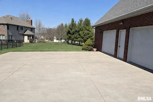 $534,900 | 1100 Hillcrest Drive, Washington, IL 61571
