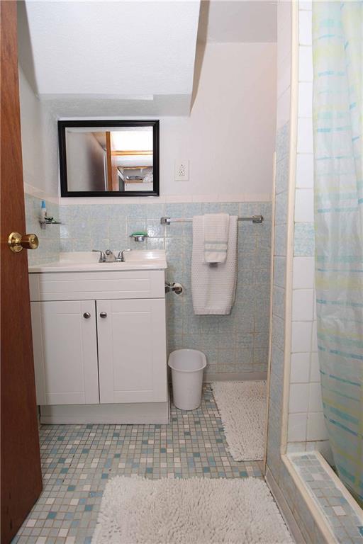 1542 Rutherford Avenue Pittsburgh, PA 15216 - Photo 12 of 16 FULL 2nd Bathroom located in the home's basement.