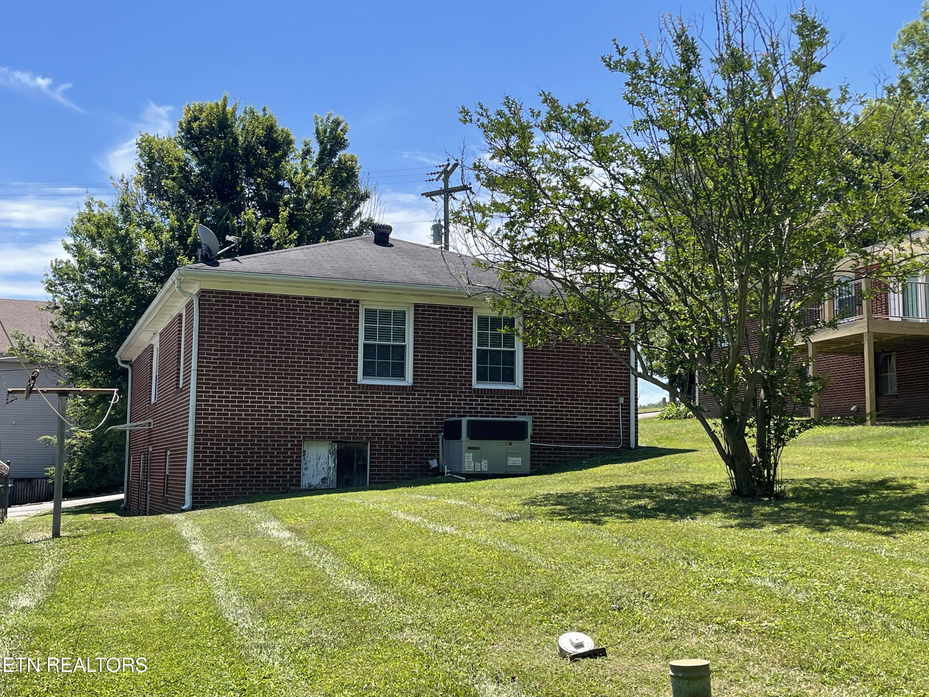 217 West Hicks Street Clinton, TN 37716 - Photo 5 of 41 IMG_5234