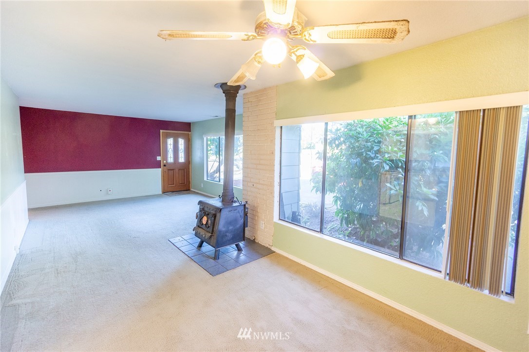 6618 Willow Road Everett, WA 98203 - Photo 6 of 15 a living room with furniture and a large window
