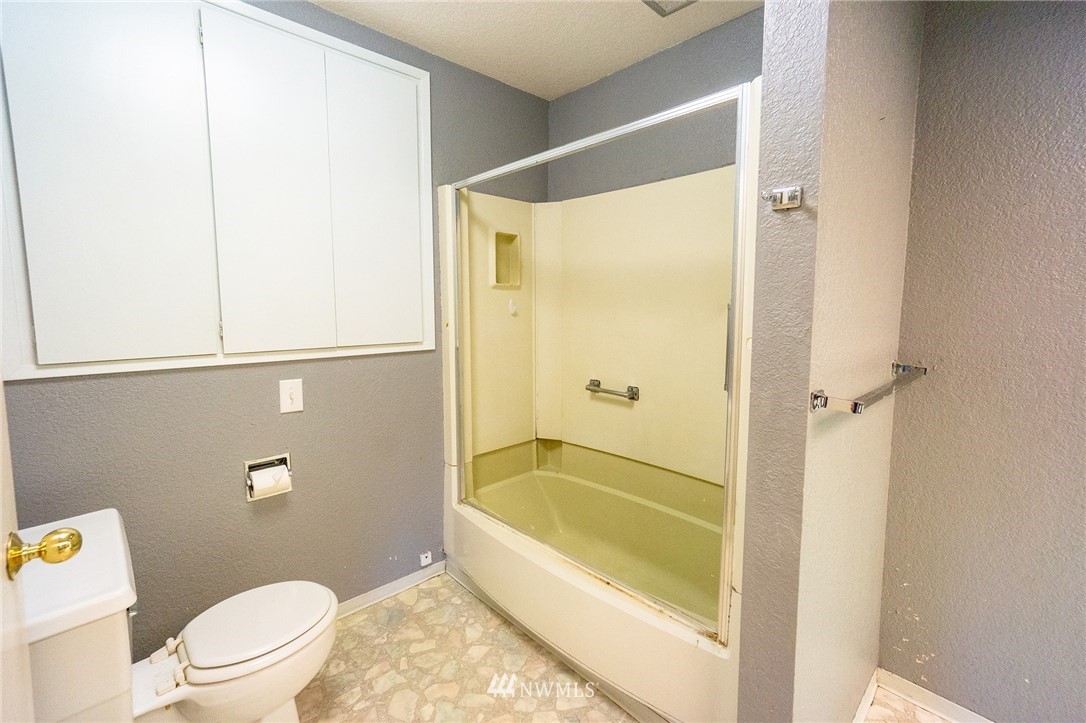 6618 Willow Road Everett, WA 98203 - Photo 9 of 15 a bathroom with a bathtub and a toilet
