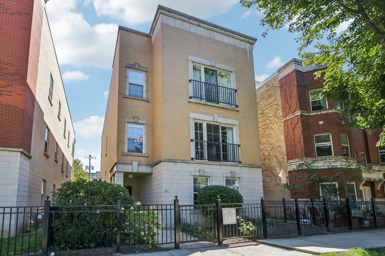1033 South Lytle Street, Unit 201 Chicago, IL 60607 - Photo 2 of 35 a view of a building with a yard